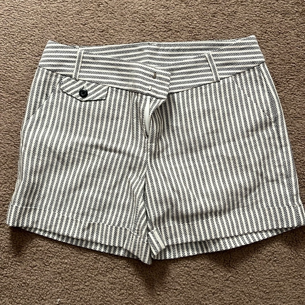 INC size 4 shorts💕